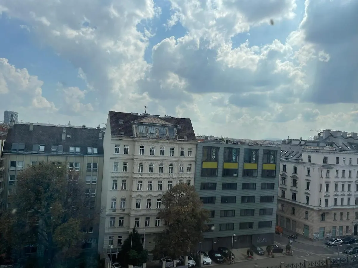 Rooftop Room 2 Viena Habitación en casa particular